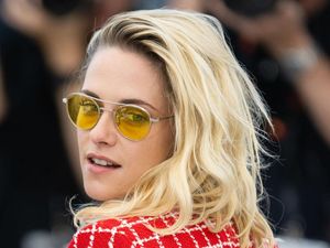 Video Kristen Stewart Debut Jadi Sutradara di Cannes: Sangat Bahagia Video Kristen Stewart Debut Jadi Sutradara di Cannes: Sangat Bahagia
