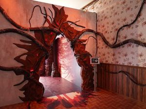 Video: POV Main Hunting Stamp di Instalasi Stranger Things M Bloc