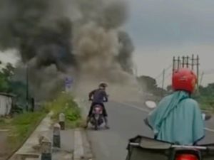 Asap Tebal Jembatan Ngujang Tulungagung Sempat Bikin Macet, Ini Sebabnya