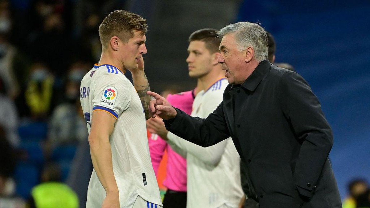 Ancelotti (kanan) saat berbicara kepada Kroos. Foto: AFP via Getty Images/JAVIER SORIANO