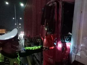 Totolan 3 Kendaraan Bikin Tol Surabaya Arah Porong Padat Merayap Totolan 3 Kendaraan Bikin Tol Surabaya Arah Porong Padat Merayap