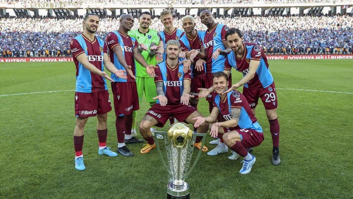 ISTANBUL, TURKIYE - MAY 15: Players of Trabzonspor celebrate with the trophy after the Turkish Super Lig week 37 soccer match between Trabzonspor and Altay in Istanbul, Turkiye on May 15, 2022. Trabzonspor players who won the match with 2-1 came together in the midfield after the final whistle and lifted the championship trophy. (Photo by Serhat Cagdas/Anadolu Agency via Getty Images)