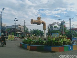 Melihat Lebih Dekat Keran Terbang di Tengah Kota Madiun