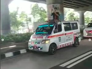 Viral Aksi Pria Duduk di Atas Ambulans Berlogo PKB di Jaktim