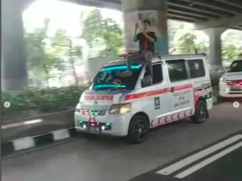 Viral Aksi Pria Duduk di Atas Ambulans Berlogo PKB di Jaktim