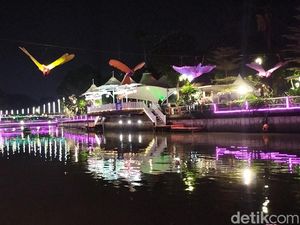 Snapshot Keindahan Warna-warni Wisata Malam Kalimas Surabaya