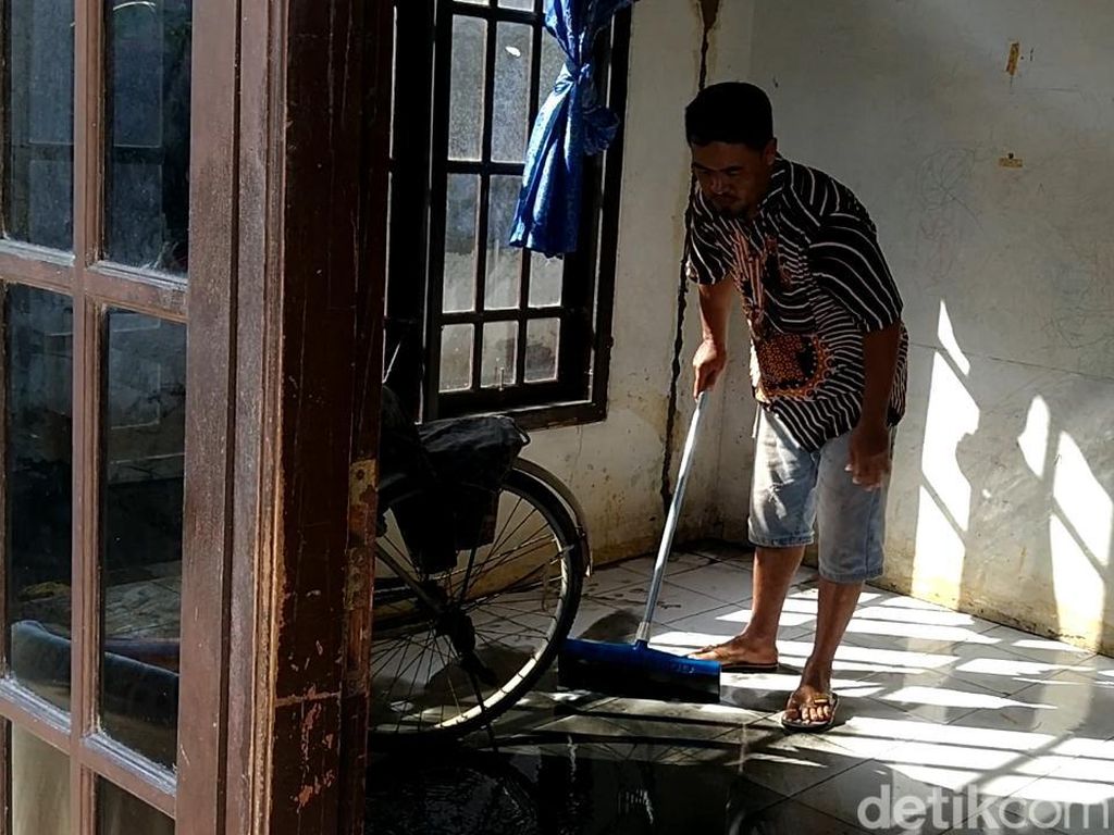 Banjir Rob di Pekalongan Surut, Warga Mulai Bersih-bersih Rumah