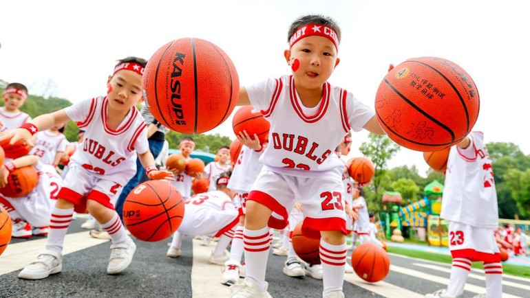 Puluhan anak-anak di sebuah taman kanak-kanak di Xiajiang terlihat sibuk bermain basket, Jumat (27/5/2022).