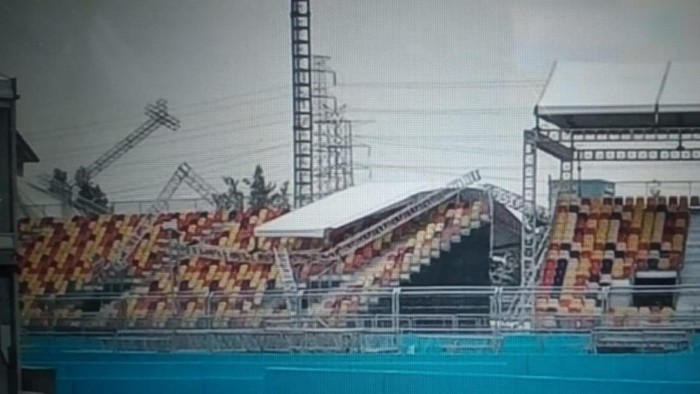 Atap salah satu grandstand atau tribun di Sirkuit Formula E roboh akibat diterjang angin kencang dan hujan. Sejumlah tenda disiapkan mengantisipasi peristiwa serupa terulang.