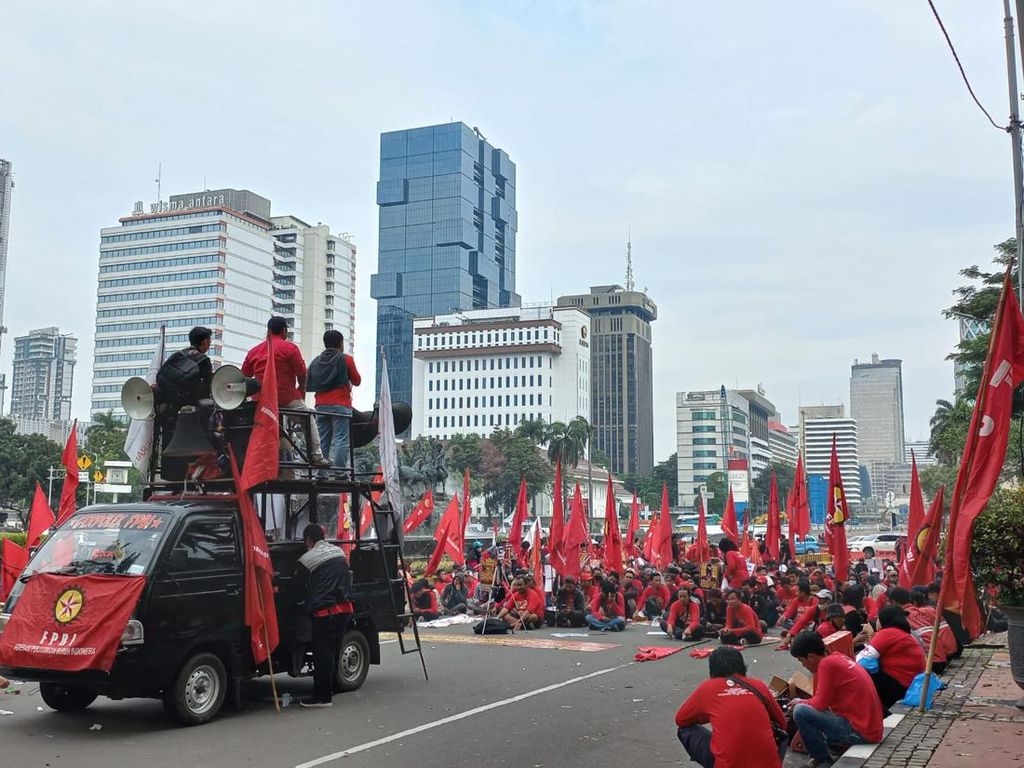 Buruh Demo di Patung Kuda, Jl Medan Merdeka Barat Arah Istana Ditutup
