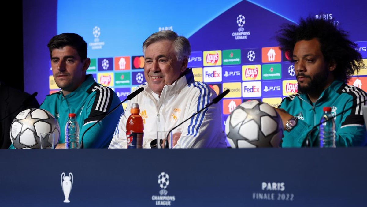 Pelatih Real Madrid, Carlo Ancelotti (tengah) di konferensi pers jelang final Liga Champions. (Foto: Alexander Hassenstein - UEFA vs Getty Images)