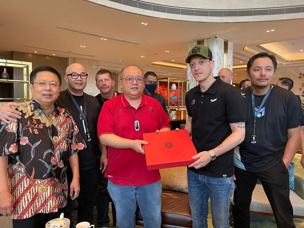 Bos Bali United Bertemu Mezut Ozil, Bahas Apa? Bos Bali United Bertemu Mezut Ozil, Bahas Apa?