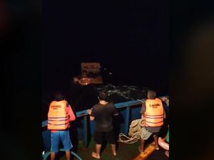 Detik-detik Penyelamatan Awak KM Ladang Pertiwi di Selat Makassar Detik-detik Penyelamatan Awak KM Ladang Pertiwi di Selat Makassar