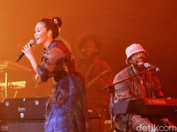PJ Morton Kejutkan Penonton dengan Duet Bersama Yura Yunita