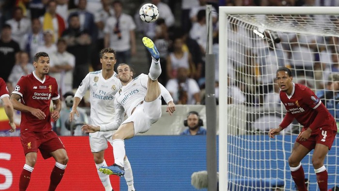 Gareth Bale scores the 2nd goal for Real Madrid with a stunning overhead kick during the Real Madrid v Liverpool Champions League final 2018 at the Olympic Stadium, Kiev on May 26th 2018 in Ukraine (Photo by Tom Jenkins)