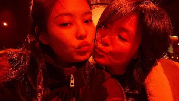 8 Potret Ibu Jennie BLACKPINK, Tak Kalah Cantik dan Modis dari Putrinya
