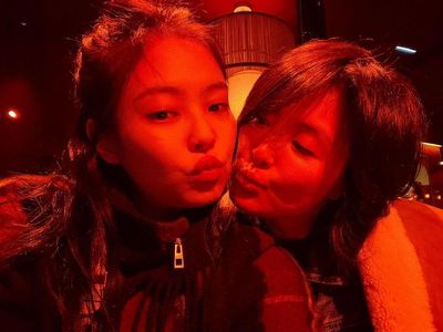 8 Potret Ibu Jennie BLACKPINK, Tak Kalah Cantik dan Modis dari Putrinya