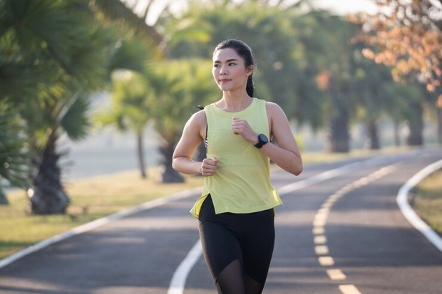 Ilustrasi lari pagi/ Foto: Freepik.com/scphotograph