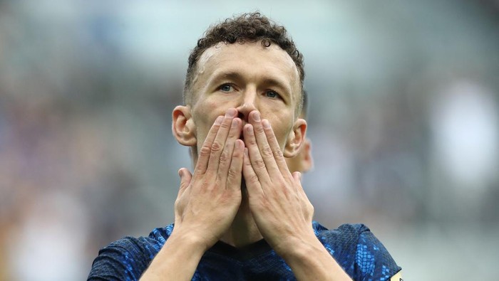 MILAN, ITALY - MAY 22: Ivan Perisic of FC Internazionale celebrates after scoring their sides first goal during the Serie A match between FC Internazionale and UC Sampdoria at Stadio Giuseppe Meazza on May 22, 2022 in Milan, Italy. (Photo by Marco Luzzani/Getty Images)