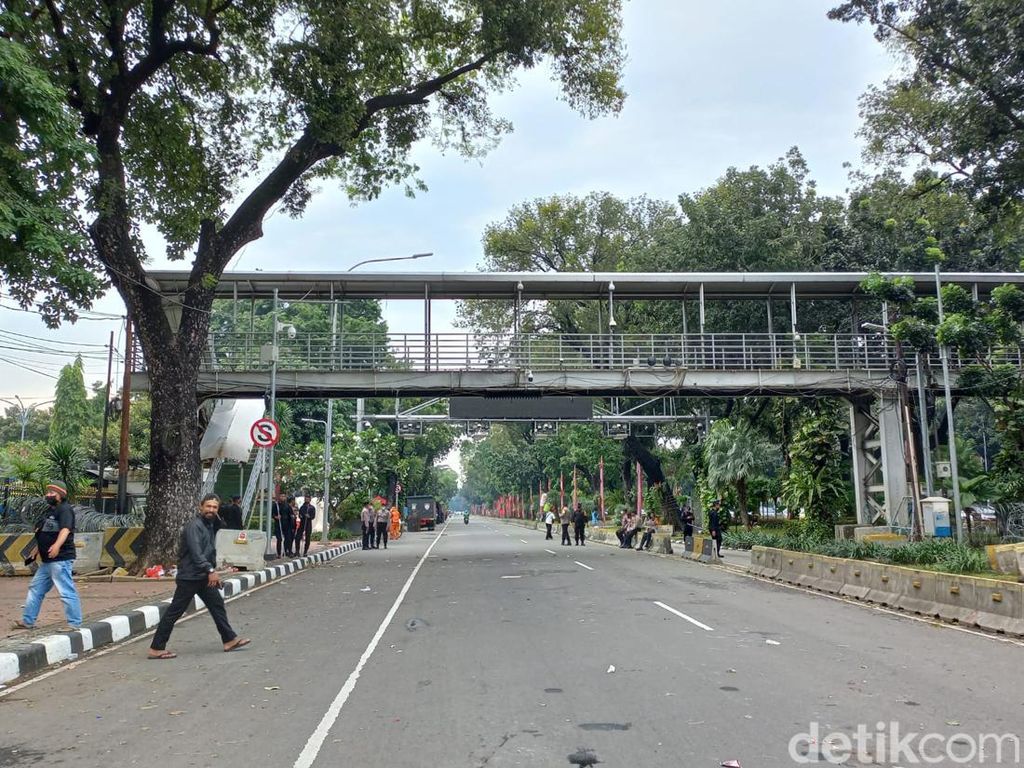 Massa Demo Buruh di Patung Kuda Bubar, Jalan Medan Merdeka Barat Dibuka