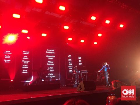 JoJo menampilkan nama-nama korban penembakan SD Texas ketika tampil di Java Jazz Festival 2022.