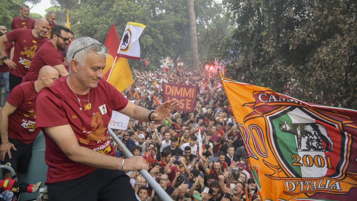 Jose Mourinho dalam parade perayaan gelar UEFA Conference League bersama AS Roma. (Foto: AS Roma via Getty Images/Fabio Rossi)