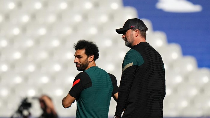 PARIS, FRANCE - MAY 27: Mohamed Salah and Juergen Klopp, Manager of Liverpool look on during the Liverpool FC Training Session at Stade de France on May 27, 2022 in Paris, France. Liverpool will face Real Madrid in the UEFA Champions League final on May 28, 2022. (Photo by Angel Martinez - UEFA/UEFA via Getty Images)