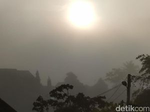 Kabut Tebal Menyelimuti Garut Pagi Ini, Warga: Udara Lebih Dingin