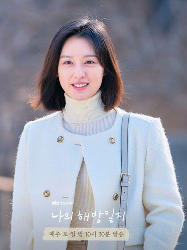 Kim Ji Won juga tampil beda di detik-detik akhir drama My Liberation Notes. Ia memotong rambut sebahu dan tampil lebih anggun dan berkelas. Beauties tertarik coba model rambut ala Ji Won? Foto : instagram.com/jtbcdrama