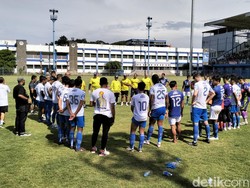 Robert Kembali Pimpin Latihan Persib Usai Pulih dari DBD