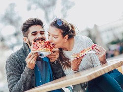 Lepehkan Makanan untuk Dimakan Pacar Jadi Tren, Netizen Auto Mual