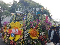 Surabaya Vaganza Dimulai, Belasan Mobil Hias Diberangkatkan