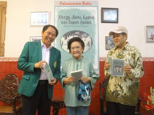 Momen Peluncuran Buku Bung Karno dan Taman Siswa Momen Peluncuran Buku Bung Karno dan Taman Siswa