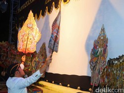 Pagelaran Wayang Kulit Ramaikan World Surf League di Banyuwangi