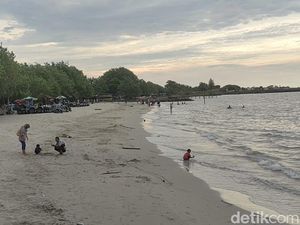 Asyiknya Nikmati Akhir Pekan di Pantai Dalegan Gresik