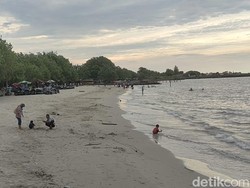 Asyiknya Nikmati Akhir Pekan di Pantai Dalegan Gresik