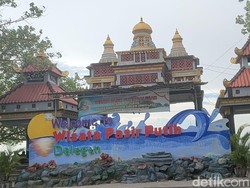 Pesisir Gresik Sempat Direndam Banjir Rob, Pengunjung Pantai Dalegan Turun 50%