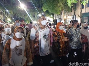 Parade Budaya, Khofifah Doakan Warga Sehat Lahir Batin Serta Dompetnya Parade Budaya, Khofifah Doakan Warga Sehat Lahir Batin Serta Dompetnya