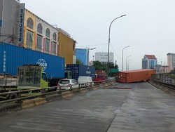 Kemacetan Imbas Truk Kontainer Terguling di Fly Over Grogol