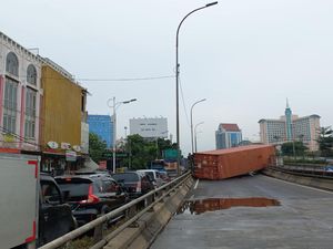 Polisi Ungkap Penyebab Truk Terguling hingga Tutupi Jalan di Jakbar