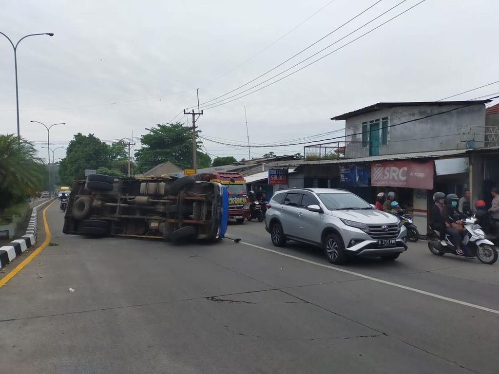 Ada Truk Terguling, Lalu Lintas di Bubulak Bogor Macet Ada Truk Terguling, Lalu Lintas di Bubulak Bogor Macet