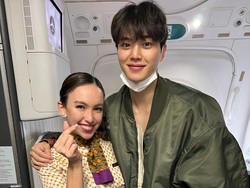 Viral Pramugari Ketemu Song Kang di Pesawat, Sebelum Peluk Minta Izin Dulu