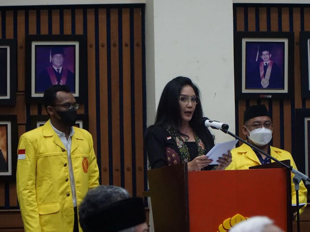 Rieke Oneng Diah Pitaloka Raih Gelar Doktor UI dengan Predikat Cumlaude