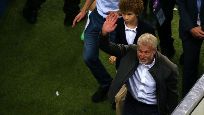 PORTO, PORTUGAL - MAY 29: Roman Abramovich, owner of Chelsea waves towards the fans after the UEFA Champions League Final between Manchester City and Chelsea FC at Estadio do Dragao on May 29, 2021 in Porto, Portugal. (Photo by Alex Livesey - Danehouse/Getty Images)