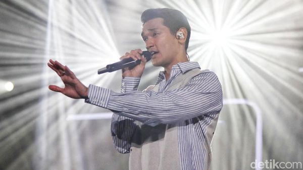 Suara Merdu Afgan Hipnotis Penonton di BNI Java Jazz 2022