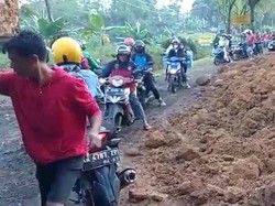 Tebing Longsor Tutup Jalur Wonosobo-Purworejo, BPBD: 1 Jam Lagi Normal