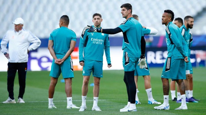 PARIS, FRANCE - MAY 27: Thibaut Courtois of Real Madrid CF gestures during the UEFA Champions League Final 2021/22 Real Madrid Training Session at Stade de France on May 27, 2022 in Paris, France. Real Madrid will face Liverpool in the UEFA Champions League final on May 28, 2022. (Photo by Matteo Ciambelli/vi/DeFodi Images via Getty Images)