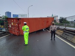 Evakuasi Truk Terguling di Layang Grogol Tak Kelar Semalaman, Lalin Padat