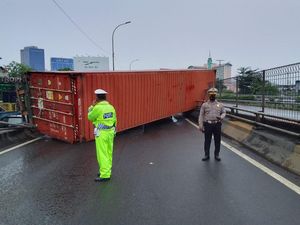 Evakuasi Truk Terguling di Layang Grogol Tak Kelar Semalaman, Lalin Padat Evakuasi Truk Terguling di Layang Grogol Tak Kelar Semalaman, Lalin Padat