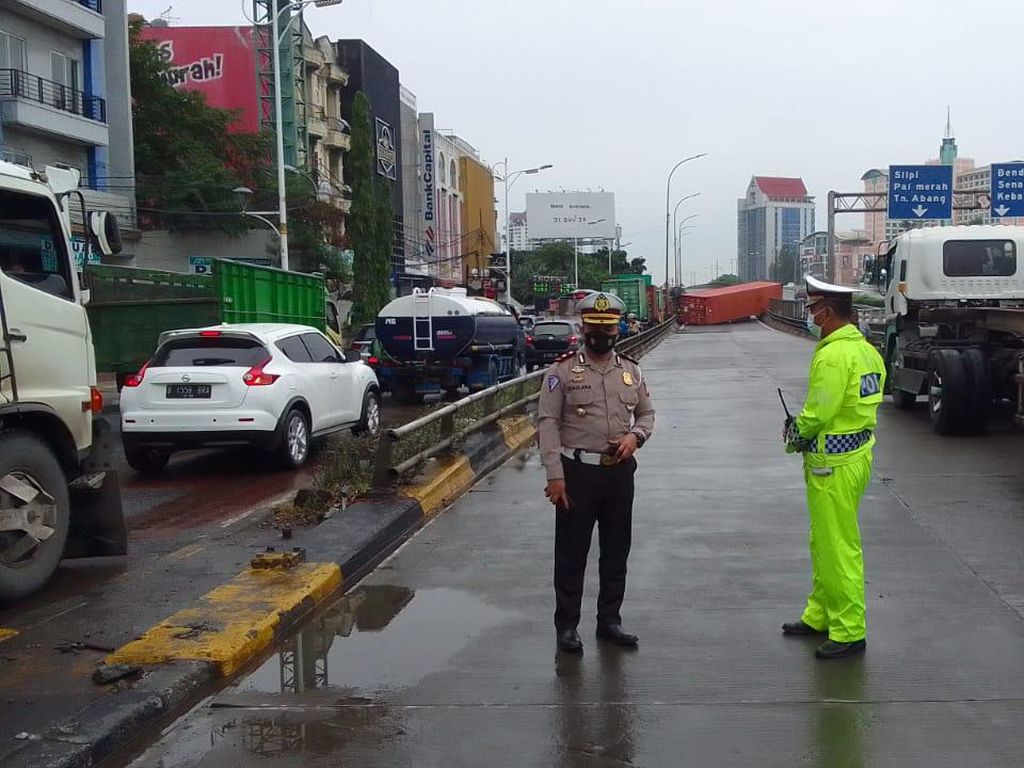 Kontainer Terguling di Jalan Layang Grogol Diduga Tak Kuat Menanjak